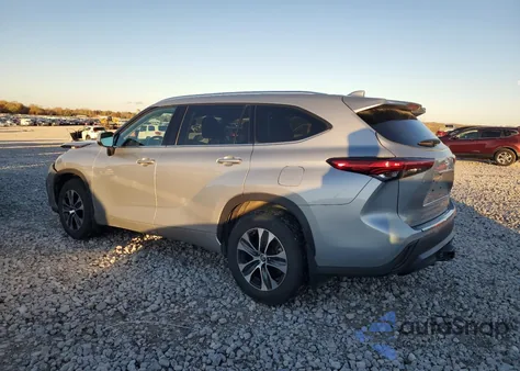 2021 Toyota Highlander Xle z USA, uszkodzony, nr VIN 5TDHZRBH8MS529232